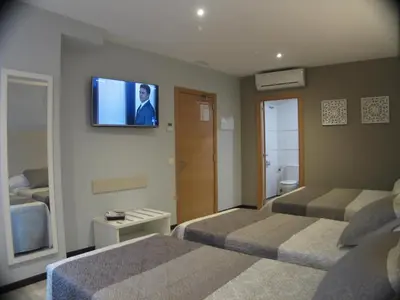 Una televisión o centro de entretenimiento en Hotel Infante Antequera