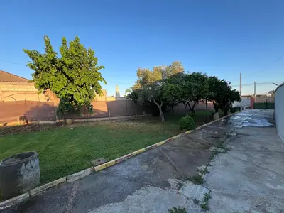 Jardín al aire libre en Chalet piscina jakuzzi sevilla