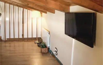 Una televisión o centro de entretenimiento en Stunning Home In Villanueva Del Duque