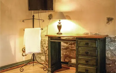 Una televisión o centro de entretenimiento en Stunning Home In Villanueva Del Duque