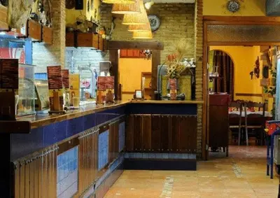 El salón o zona de bar de Hotel El Oasis