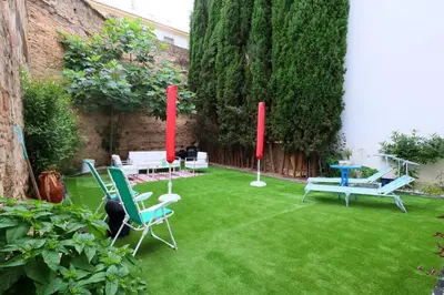 Jardín al aire libre en casa de los patios amurallados