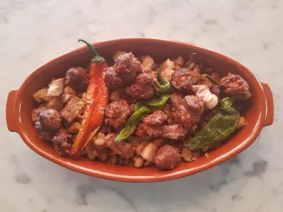 Comida en o cerca de este hotel