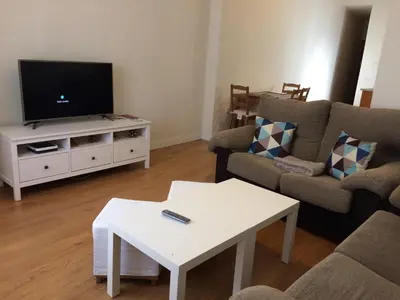 Una televisión o centro de entretenimiento en Peris Mencheta