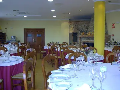 Un restaurante o sitio para comer en Hotel Paraje La Lambra