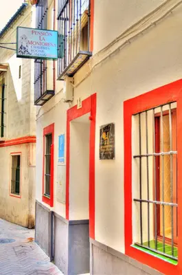 Edificio en el que se encuentra el hostal o pensión