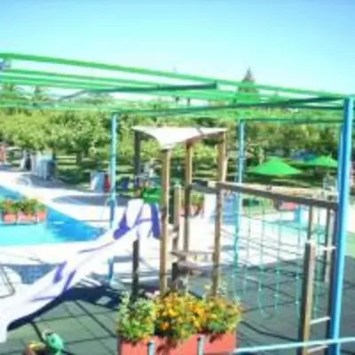 Piscina en o cerca de Bungalows Rurales Incluida Piscina 2 Columnas