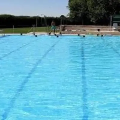 Piscina en o cerca de Bungalows Rurales Incluida Piscina 2 Columnas