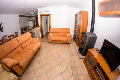 Una televisión o centro de entretenimiento en Apartamento Los Arcos