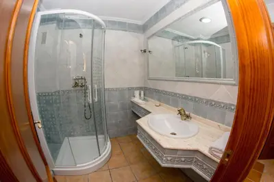 Un baño de Apartamento Los Arcos