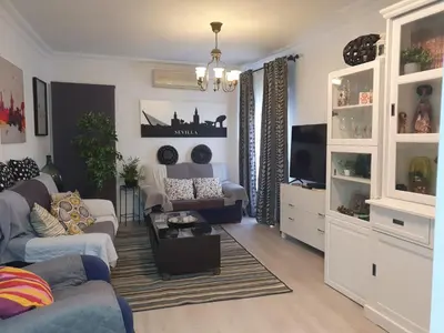 Una televisión o centro de entretenimiento en NOOL Sevilla