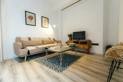 Una televisión o centro de entretenimiento en Bright and modern 2D apartment - Seville center