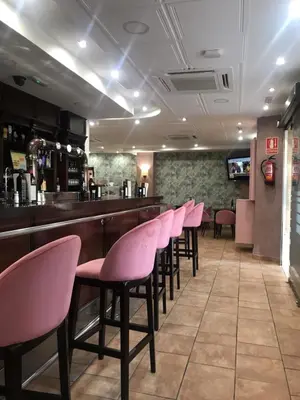 Un restaurante o sitio para comer en Hostal Plaza