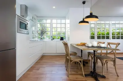 Una cocina o zona de cocina en Genteel Home San Leandro