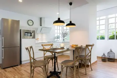 Una cocina o zona de cocina en Genteel Home San Leandro