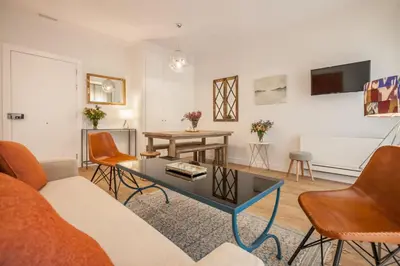 Una televisión o centro de entretenimiento en Apartamentos RG Suites Jardines de Murillo