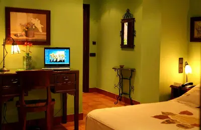 Una televisión o centro de entretenimiento en Hotel Baviera