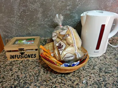 Utensilios para hacer té y café en Najera Suite