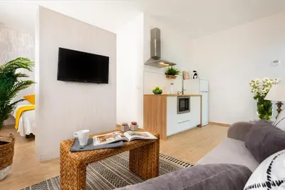 Una televisión o centro de entretenimiento en Azafran Suites