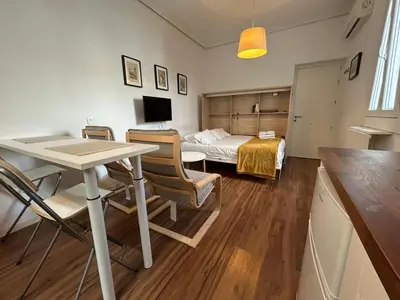 Una televisión o centro de entretenimiento en Ático La Judería V33