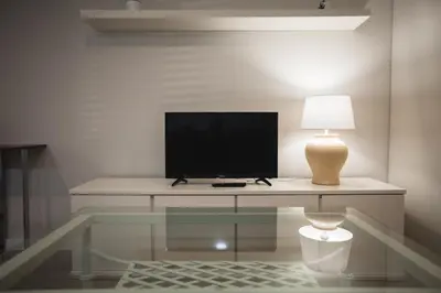Una televisión o centro de entretenimiento en Loft AZAHAR y Loft BEGONIA