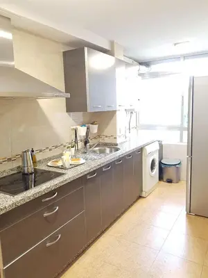 Una cocina o zona de cocina en Luminoso y amplio apartamento
