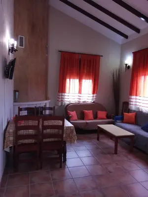 Zona de estar de La solana de turon. El pino