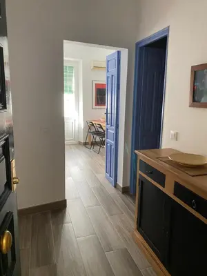 Una televisión o centro de entretenimiento en Apartamento Imperial Sevilla city center