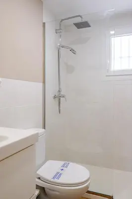 Un baño de Torneo FREE PARKING luminoso climatizado 7 PAX
