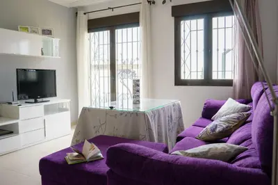 Una televisión o centro de entretenimiento en 
