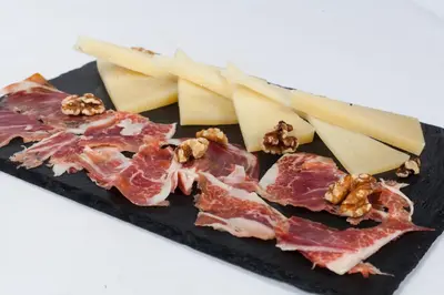 Comida en o cerca de este hotel