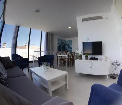Una televisión o centro de entretenimiento en Life Apartments Alberto Lista