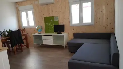 Una televisión o centro de entretenimiento en Acogedor apartamento en el barrio del Parlamento de Andalucía (Sevilla)