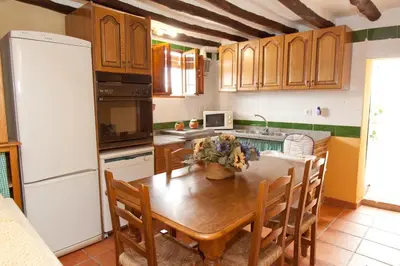 Una cocina o zona de cocina en vivienda turistica Fuente Zagrilla II