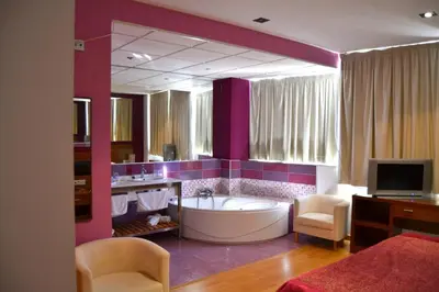 Una televisión o centro de entretenimiento en Hotel El Cruce Moraleda