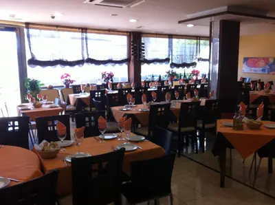Un restaurante o sitio para comer en Hotel El Cruce Moraleda