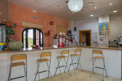 El salón o zona de bar de Camping la Sierrecilla