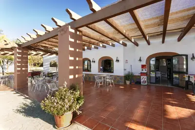 Un restaurante o sitio para comer en Camping la Sierrecilla