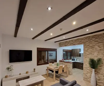 Una televisión o centro de entretenimiento en Casas Rurales el Balcon de la Brena