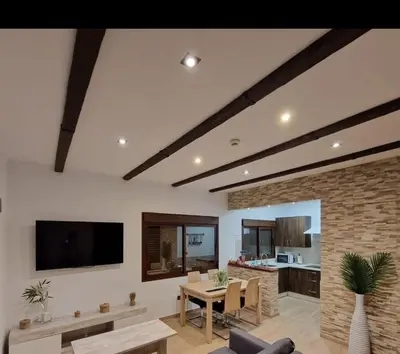 Una televisión o centro de entretenimiento en Casas Rurales el Balcon de la Brena