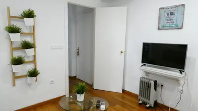 Una televisión o centro de entretenimiento en Azhar Suites