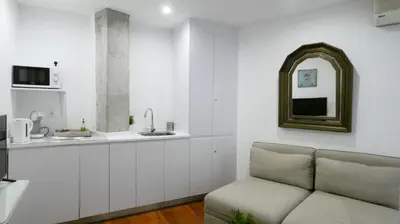 Una televisión o centro de entretenimiento en Azhar Suites