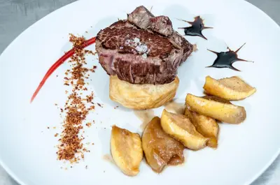 Comida en o cerca de este hotel