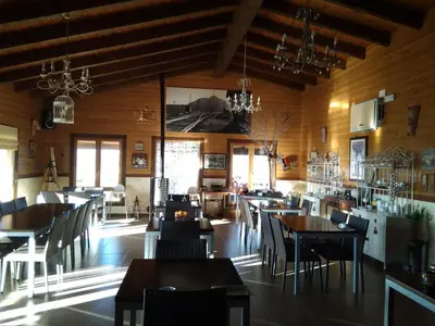 Un restaurante o sitio para comer en Casa del Valle, Lodges