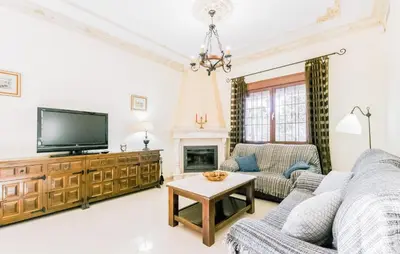 Una televisión o centro de entretenimiento en 3 Bedroom Awesome Home In Casariche