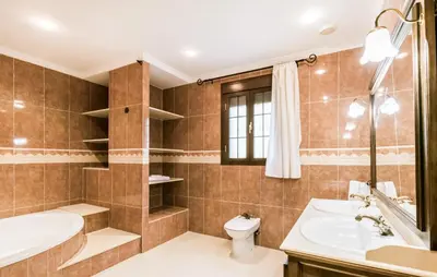 Un baño de 3 Bedroom Awesome Home In Casariche