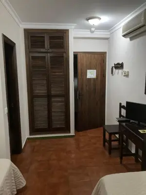Una televisión o centro de entretenimiento en Hotel La Yedra