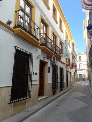 Edificio en el que se encuentra el hostal o pensión