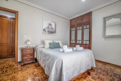 Cama o camas de una habitación en Apartamento Esmeralda & Parking Incluido & Centro