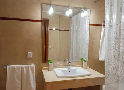 Un baño de Céntrico, parking privado, al lado estación tren.